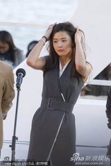 组图:全智贤着无袖裙抱双臂取暖 任达华西装帅气