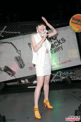 组图：吴莫愁亮相音乐派对 色调亮眼纹身抢镜