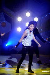 幻灯图：泳儿性感装扮抢收视 何润东想赴港苦练粤语