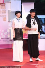 组图：JS组合黑白装亮相 风格冷酷诡异