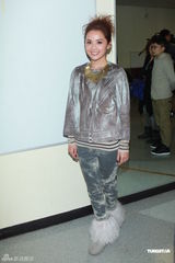 组图：《劲歌金曲》录影 TWINS泳儿亮相