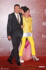 高清图：周润发携夫人现身红毯 司仪打趣贵人出门