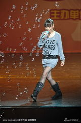 幻灯图集：张靓颖亮相宁波歌友会 连身裙秀身段