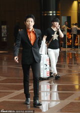 组图：撒贝宁携女伴现身酒店 禁记者偷拍显敏感