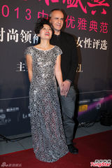 姚晨露背装秀性感 范冰冰否认收婚戒称自备(图)