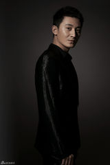 组图：陈昊全新时尚写真 身着黑衫帅气逼人