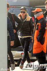 组图：SHINee赴上海开唱 机场时尚一丝不苟