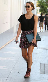 组图：杰西卡-阿尔芭街拍短裙秀美腿