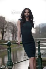 组图：变性歌手雌雄同体 浓妆配满脸络腮胡惊悚