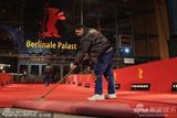 高清组图：柏林电影宫外忙碌不停 工作人员紧张布置