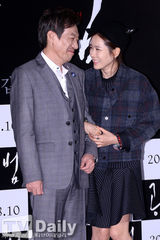 组图：孙艺珍新片《共犯》试映 混搭装扮个性