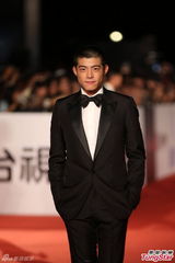 组图：王柏杰酷帅黑衣走红毯调皮咬下唇