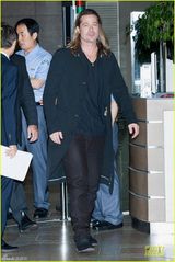 组图：布拉德-皮特韩国宣传新片 长发造型微胖