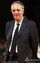 组图：《炎夏》发布会 贝鲁奇裹身黑裙秀玲珑曲线