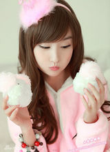 幻灯图集：小龙女彤彤冬日写真 粉嫩装扮可爱