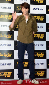 组图：韩佳人郑雨盛(郑宇成)等捧场《强盗们》VIP试映会