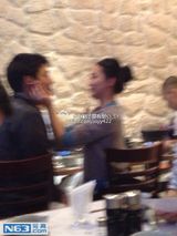 组图：周迅与男友巴黎吃火锅 捏脸互动有爱