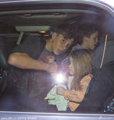 组图：贝嫂拖家带口遭围堵 美颜小七一脸无辜