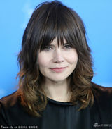 组图：《因何之名》发布会 女导演热搂两男主角