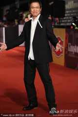 组图：罗大佑亮相金马奖红毯大气摆POSE
