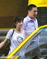 组图：赵薇夫妻罕见亲密合影 手挽手笑容甜蜜