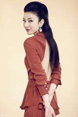 高清图：黄奕时尚封面性感多变 展浪漫侠女风