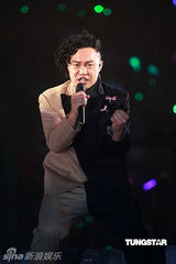 幻灯图：陈奕迅个唱为张国荣流泪 父亲妻女纷纷捧场