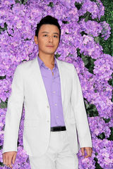 组图：陈坤同窗刘牧携娇妻秋日展温馨甜蜜