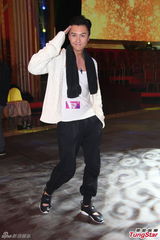 组图：陈百祥欲备护膝贺台庆 余咏珊否认加奖金