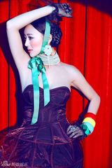 组图：万妮恩圣诞写真 传达爱的正能量