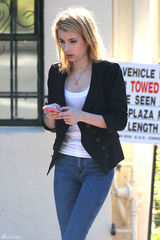 高清组图：艾玛-罗伯兹街拍 小西装外套搭配潮鞋