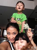 组图：儿童节盘点微博群星孩子萌照 温馨寄语