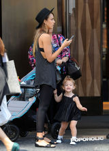 组图：阿尔芭摇滚装街头讲电话 女儿小黑裙卖萌