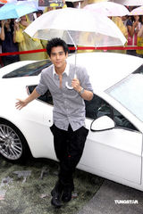 高清图集：彭于晏冒雨办签唱 开跑车进场想要蝙蝠车