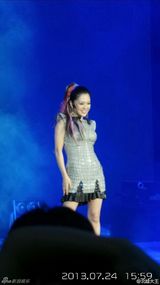 组图：苍井空性感旗袍开唱 热舞护下体防走光