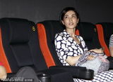 组图：王菲李亚鹏影院看电影 波点衣裙干练知性