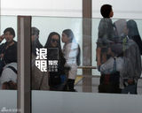 组图：汤唯黑超潮装离京 见镜头挥手笑容明媚