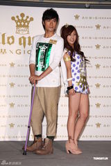 组图：古巨基带腰伤宣传潮服 笑称感情事命中注定