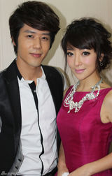 组图：陈紫函桃红礼服温婉献唱 谢胡宇崴谱“神话”