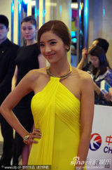组图：第18届白玉兰奖红毯 韩彩英黄裙优雅