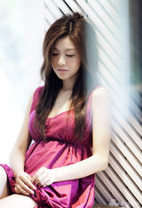 高清组图：巩新亮城市写真 清新可人犹如邻家少女