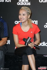 组图：蔡依林玩篮球胸部疑缩水 不介意恋情被拍