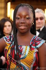 组图：柏林影后雷切尔-米瓦纳扎服饰鲜艳