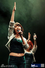 组图：GirlsDay等亮相某活动开幕献庆祝舞台