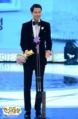 组图：李宝英捧SBS大奖 李敏镐得奖最多赢五冠