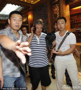 组图：赵本山会“球王”基德 投篮转球“耍花样”