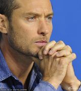 组图：《唐海明威》发布会 裘德-洛顶半秃脑门