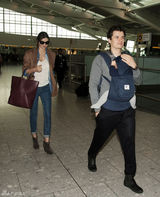 高清图：奥兰多-布鲁姆变身帅气奶爸 一家出行 