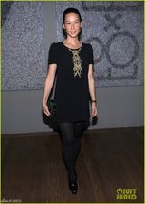 组图：43岁刘玉玲马尾黑裙尽显干练