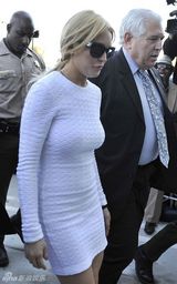 高清：林赛-罗韩抵达法庭 着白色连衣裙下车走光